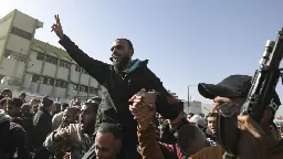 Palestinian prisoners greeted by cheering crowds