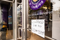 Workers At Rogers Park Insomnia Cookies Protest, Quit In Droves Over Company’s Response To Shooting