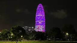 La Torre Glòries s'il·lumina de rosa per commemorar el Dia Mundial del Càncer de Mama