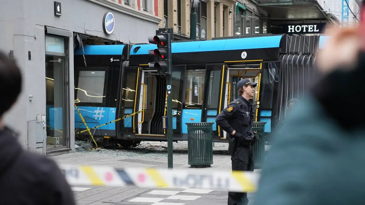 Trikk kjørt inn i butikk i Oslo sentrum