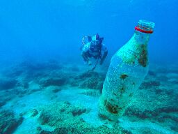 The amount of plastic that reaches the sea is ten times less than previously thought, but that is not good news