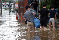 [Photo News] Commuting scenes after heavy rains batter S. Korea