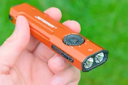 [Review] JETBeam E26: flat EDC flashlight with SFT-40, UV and green laser