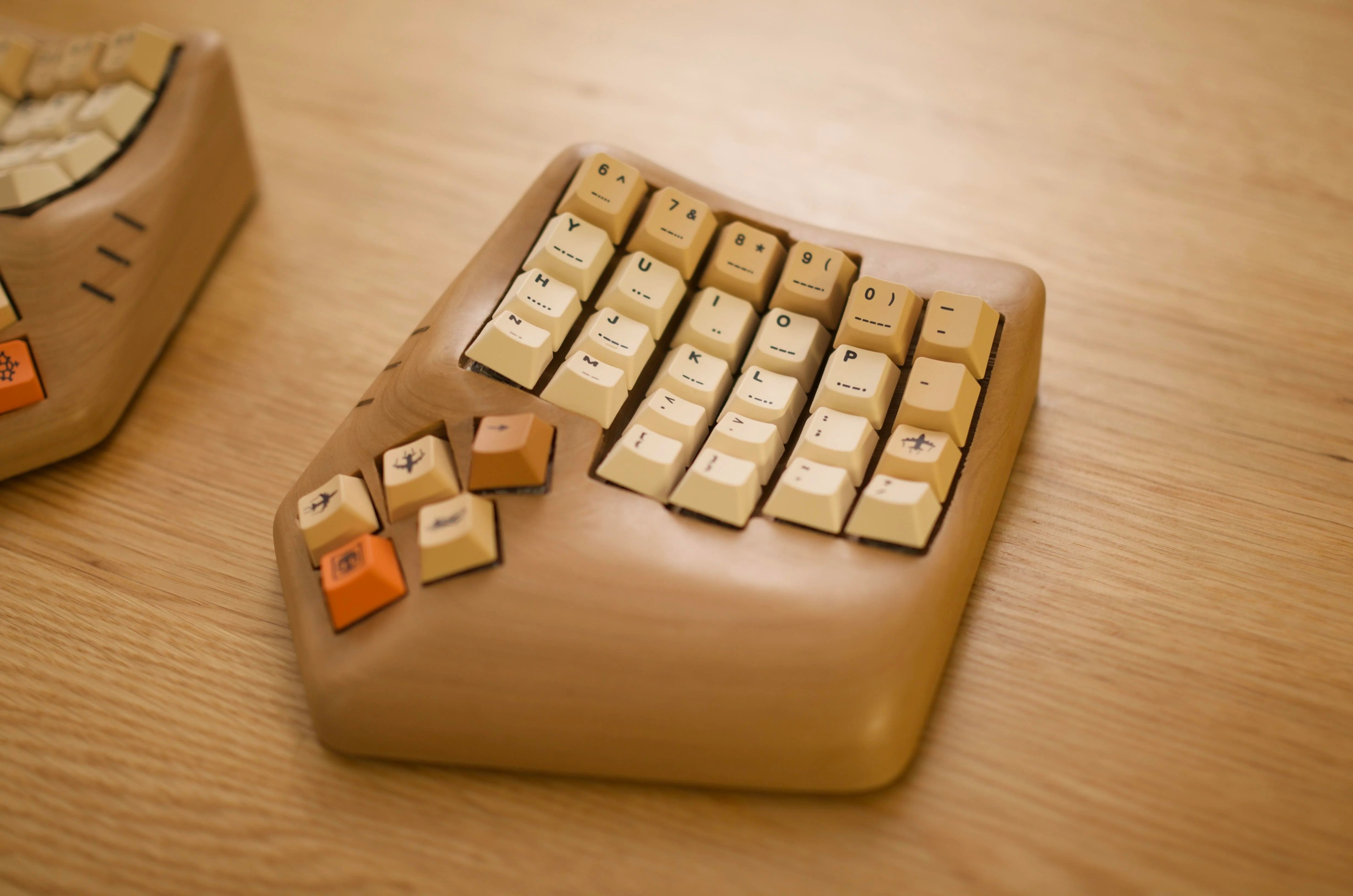 FLKB:Wooden style dactyle keyboard by u/Least-Composer-7133