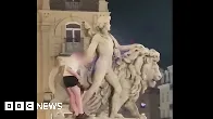 Tourist climbs Brussels statue, breaks it