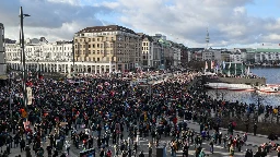 Deutlich mehr als erwartet: 20.000 Menschen bei Demo gegen AfD in Hamburg