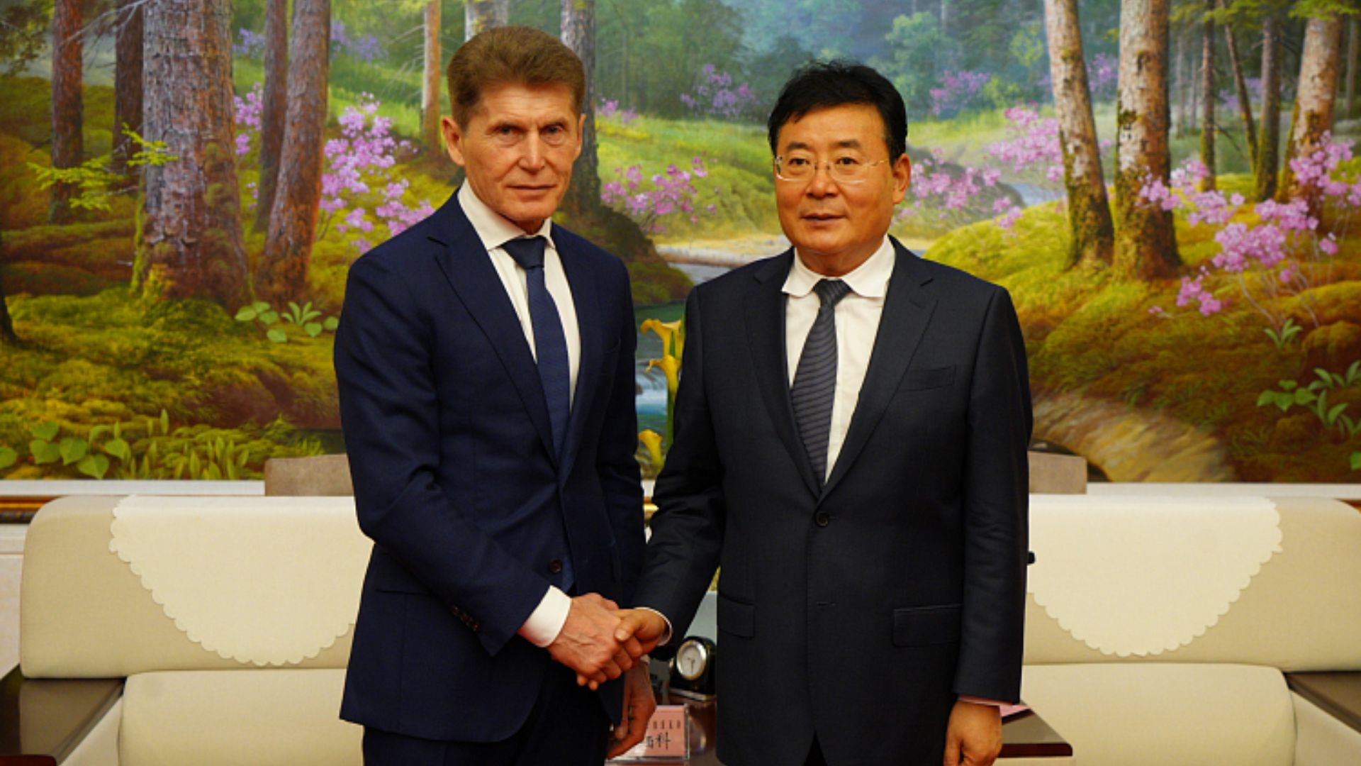 Primorsky Krai governor Oleg Kozhemyako and Hu Jiafu, head of Yanbian-Korean Autonomous Prefecture, June 18, 2023 | Image: Primorsky Krai Government