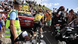 Voeckler en motorrijder geschorst voor hinderen Vingegaard