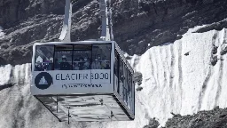 Tourists evacuated by helicopter after Swiss cable car breakdown