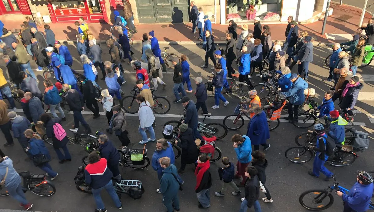 À Limoges, une marche bleue en mémoire de "l'homme en bleu" - France Bleu