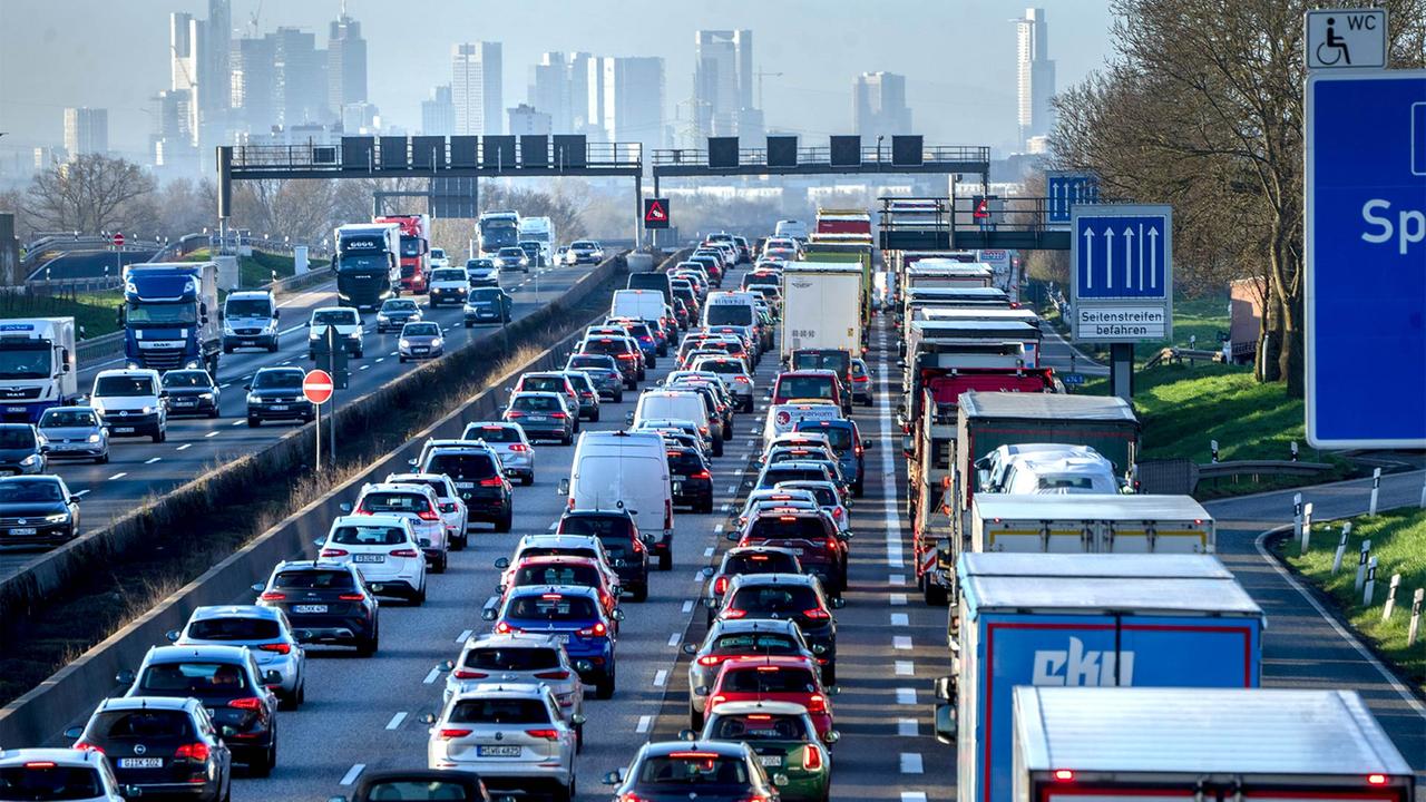 Verkehrsanalyse: Staus kosten Pendler Milliarden