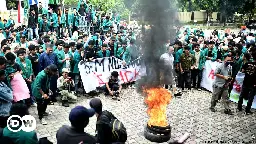 Indonesia students storm Rohingya refugee center – DW – 12/27/2023