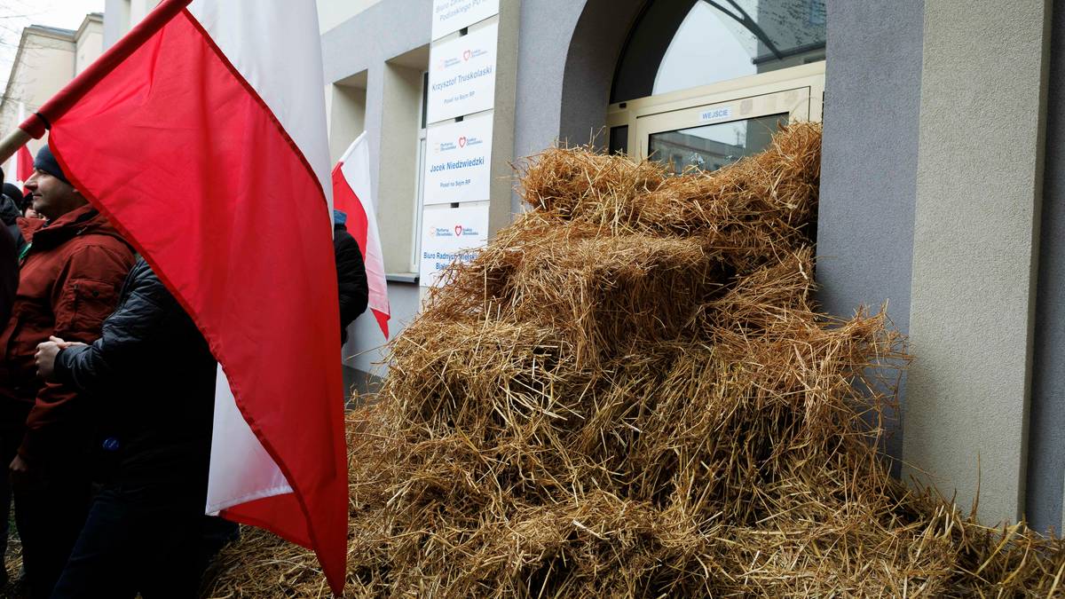 Rolnicy nie wytrzymali. Słomą zablokowali wejścia do biur partii