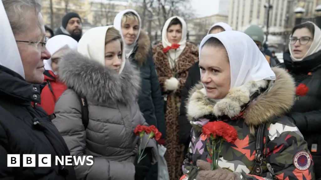 'Send back our husbands' - Russian women in rare protest