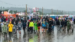 Unwetterwarnungen: Festival- und Fußballfans trotzen dem Regen
