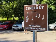 zenél az út