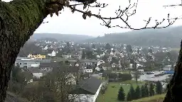 Schock in Scheuerfeld: Unbekannte stellen Hakenkreuz im Westerwald auf