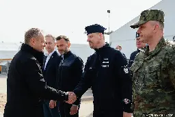 Tusk na granicy z Bia�orusi�. "M�wimy o migracji, ale mamy do czynienia z wojn� hybrydow�"