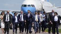 JD Vance Awkwardly Retreats After Bizarre Attempt to Storm Harris’ Empty Plane