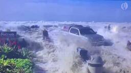 Rogue wave hits California beach