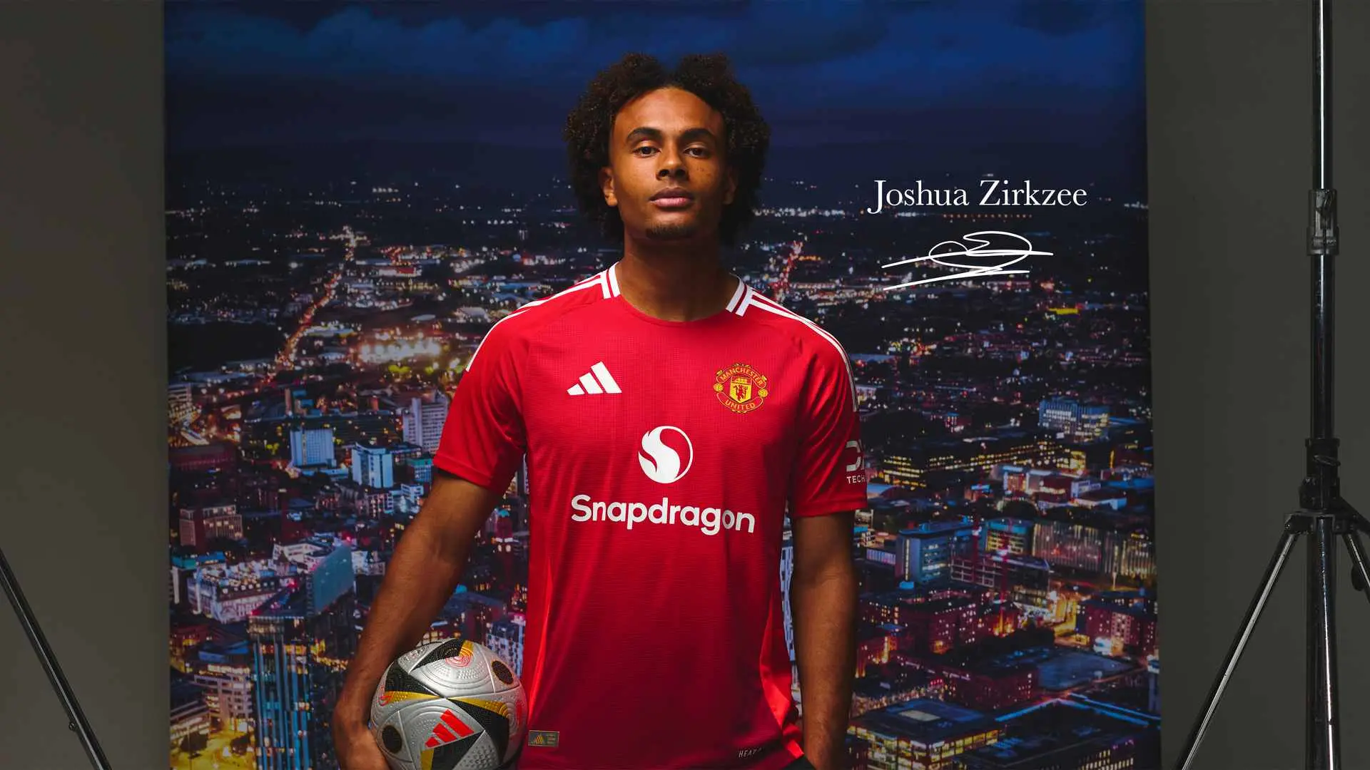 Transfer news: Zirkzee signs for United