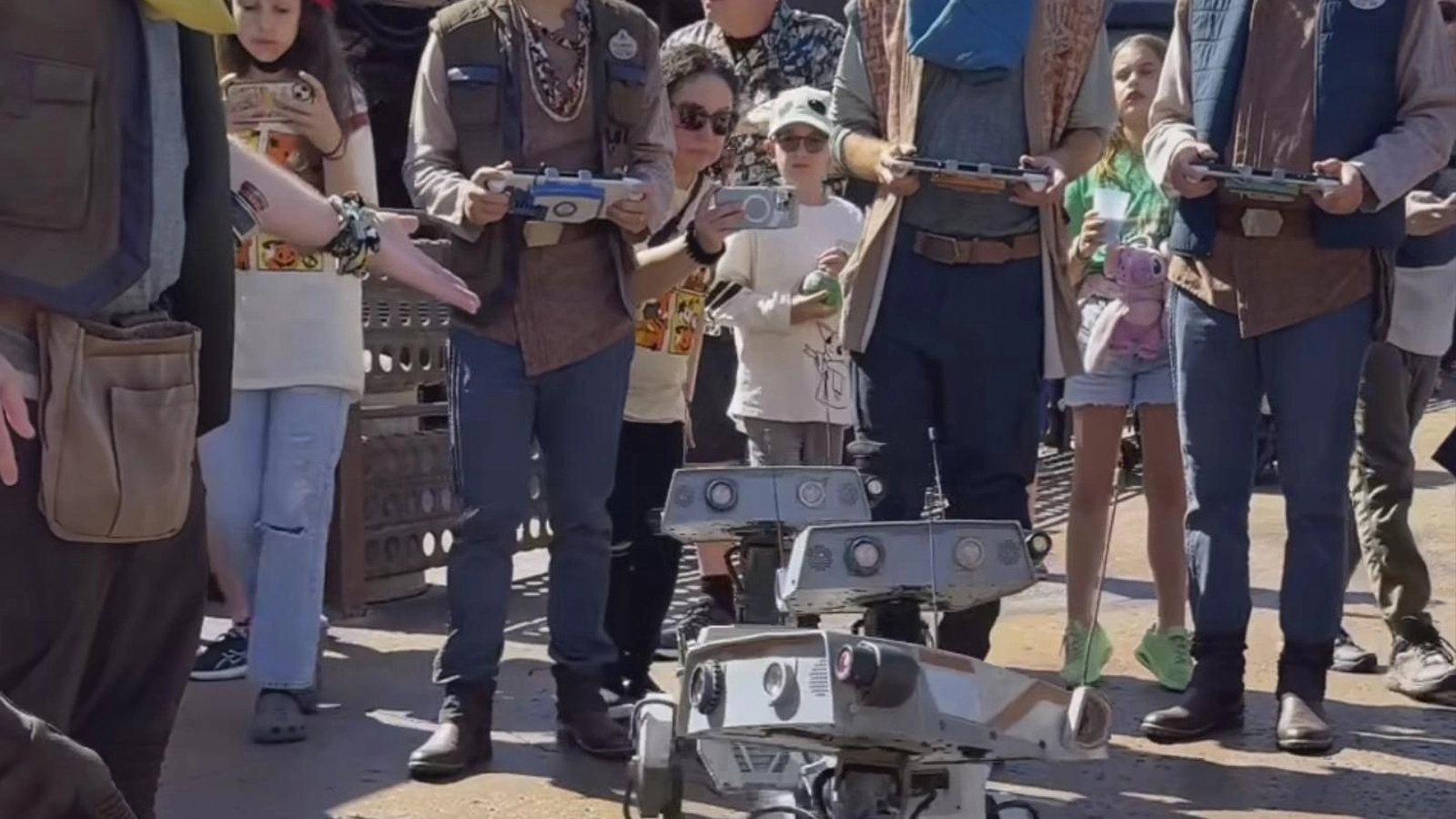 Disneyland’s new Star Wars droids are controlled by Steam Decks - Dexerto