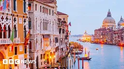 Venice bans large tourist groups and loudspeakers