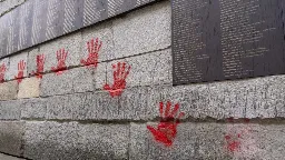 Tags de mains rouges au Mémorial de la Shoah à Paris : trois Bulgares arrêtés