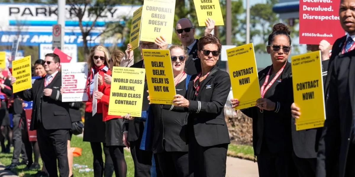 United Flight Attendants Vote 99.99% to Authorize Strike | Common Dreams