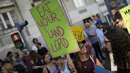 Thousands of Portuguese protest for the right to affordable housing