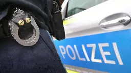 Rassistischer Angriff auf Geflüchteten: Berliner Polizist darf nach gefährlicher Körperverletzung im Dienst bleiben