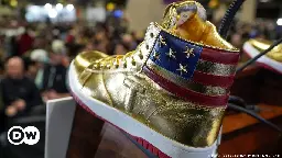 Trump hawks $399 golden sneakers after court-ordered fine – DW – 02/18/2024