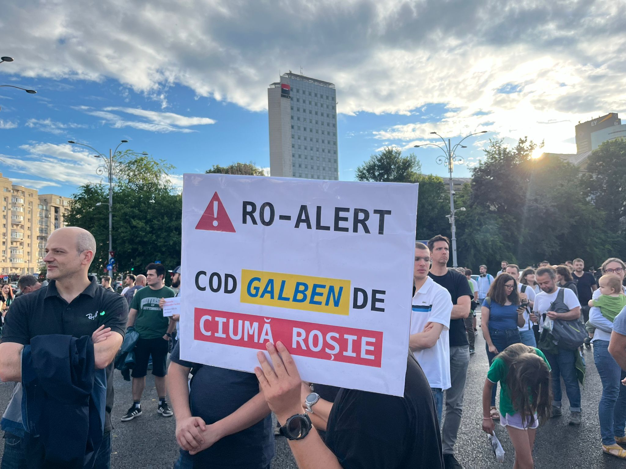 FOTO VIDEO A doua zi de proteste în Piața Victoriei pentru renumărarea tuturor voturilor / Mesaj special pentru Toni Greblă