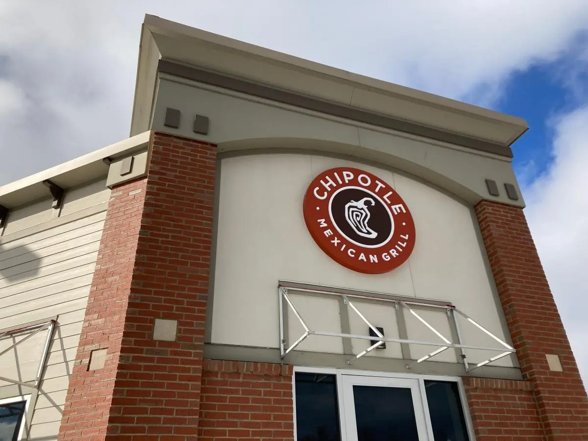 Chipotle wants to hire 19,000 workers ahead of 'burrito season', adds new benefits