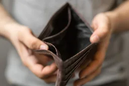 Survey: Almost 50% of Americans Consider Themselves ‘Broke’