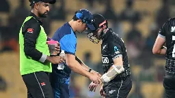 Williamson has fractured left thumb; Blundell called in as cover