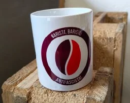 Barista, Barista Antifascista! (Bohne) – Tasse (handbedruckt) – Logo braun