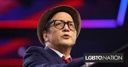 Crowd boos Rob Schneider off the stage when he started telling anti-trans &amp; anti-vaxx jokes - LGBTQ Nation