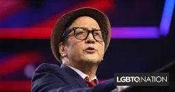 Crowd boos Rob Schneider off the stage when he started telling anti-trans & anti-vaxx jokes - LGBTQ Nation