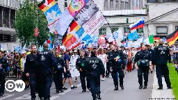 Berlin: Thousands march in COVID-19 pandemic skeptic protest – DW – 08/03/2024