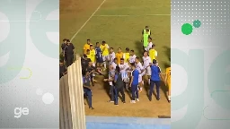 PM atira em goleiro com bala de borracha durante confusão na segunda divisão goiana; imagem é forte