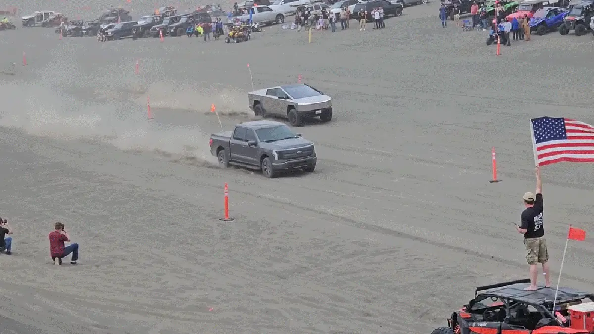 Tesla Cybertruck Dominated by F-150 Lightning In Sand Drag Race