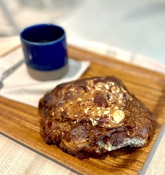 [I ate] Pain au chocolat aux amandes avec gianduja. Like an everything bagel, but for viennoiserie!