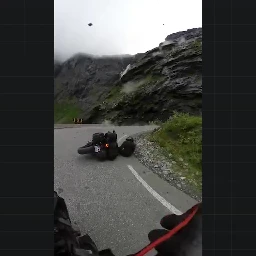 Video av steinras som treffer motorsyklister i Trollstigen i Rauma
