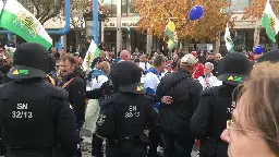 Aggressive Stimmung: Mehr als 1.000 Menschen bei Demos in Dresden