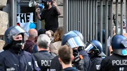 Berliner Polizei prüft Ermittlungen: Beamter schlägt Journalist bei Räumung der Humboldt-Universität
