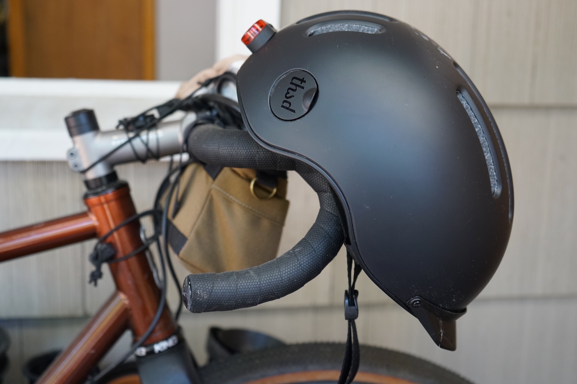 Thousand Chapter MIPS Helmet Review: A Stylish and Protective Commuting Solution