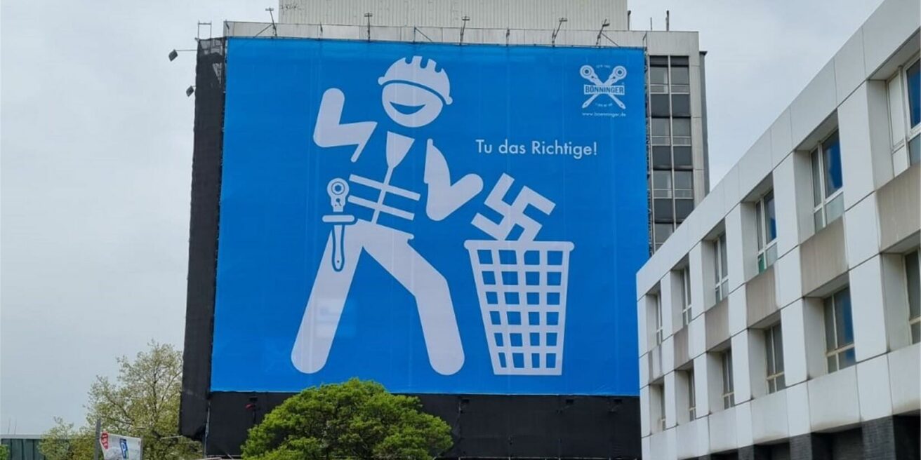 Hakenkreuz im Mülleimer: Riesiges Plakat sorgt am Hauptbahnhof Dortmund für Aufsehen