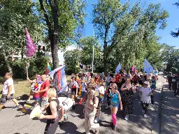 Marsz Równości w Rawiczu, kontrmanifestacje, okrzyki i głośna muzyka [ARTYKUŁ AKTUALIZOWANY]