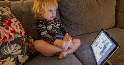 Les enfants face aux écrans : un rapport propose de les interdire aux moins de 3 ans, tout comme les portables avant 11 ans